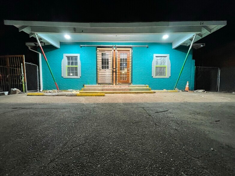 More Photos Of 304 S Lockwood Dr, Houston Storefront Retail Office For Lease