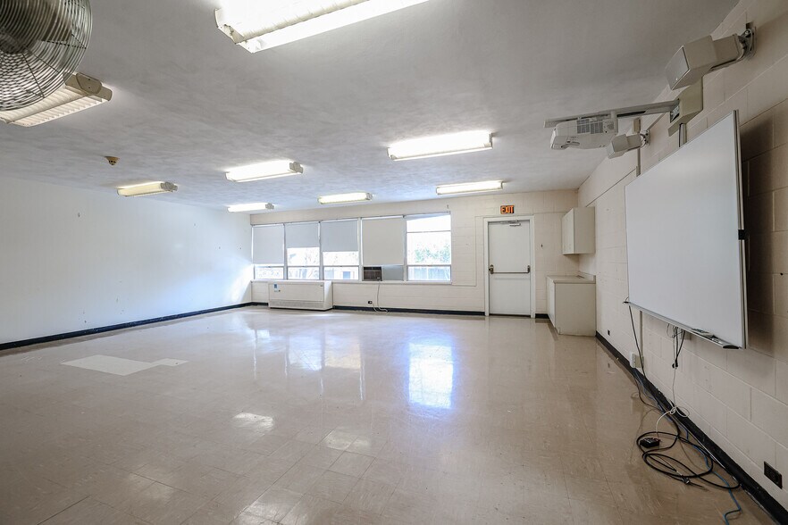 More Photos Of 331 George St, West Chicago Schools For Lease