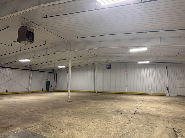 More Photos Of 2627 W Washington Blvd, Chicago Distribution For Lease