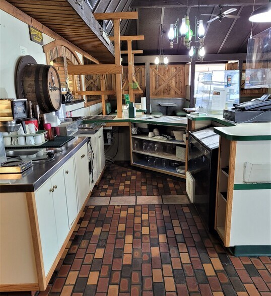 More Photos Of 630 NE Main St, Lewistown General Retail For Lease