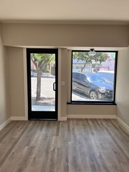 More Photos Of 10039-10041 Commerce Ave, Tujunga Storefront For Sale