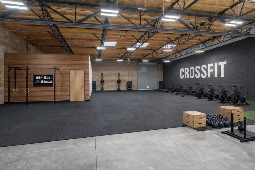 More Photos Of 35 Enterprise Way, Dayton Warehouse For Lease