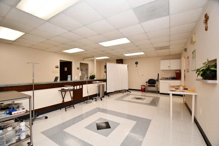 More Photos Of 7118 Harrisburg Blvd, Houston Medical For Sale