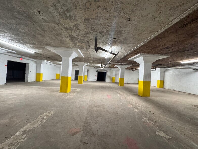 More Photos Of 1404 W Johnson, Denison Manufacturing For Lease