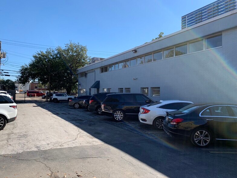 More Photos Of 1110 Lovett Blvd, Houston Office For Sale