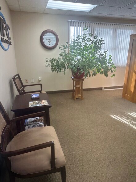 Primary Photo Of 1307 Albion Ave, Fairmont Office For Lease