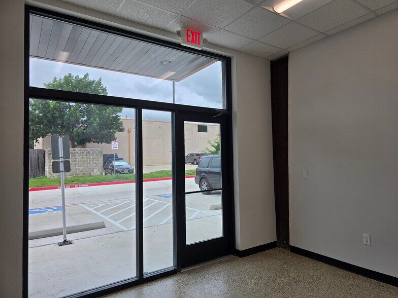 More Photos Of 9850 Huebner Rd, San Antonio Flex For Lease