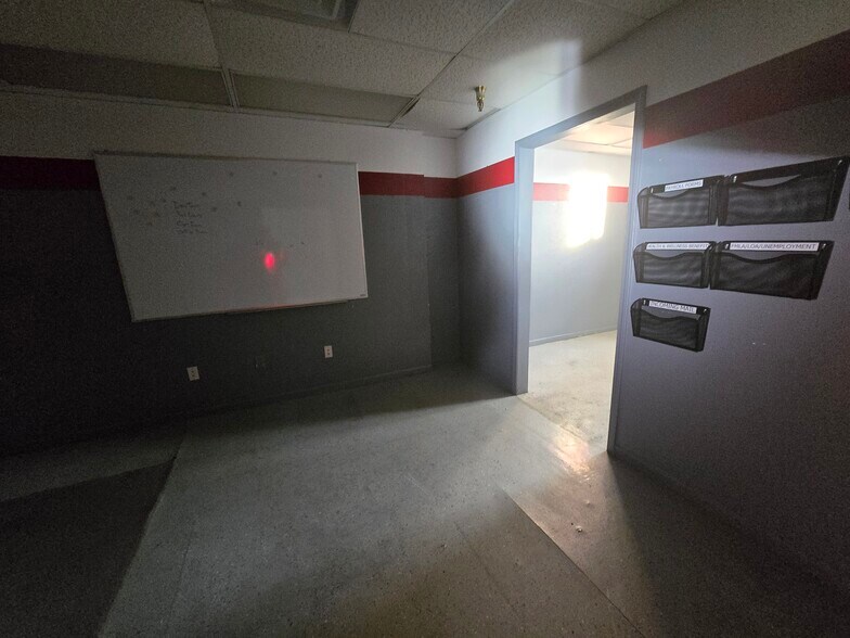 More Photos Of 401 E 5th St, Pinconning Distribution For Sale