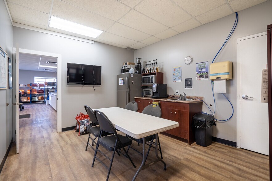 More Photos Of 2711 50 Av, Lloydminster Industrial For Sale