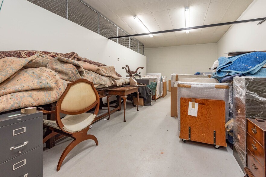 More Photos Of 1430 Willis Dr, Bloomington Warehouse For Sale