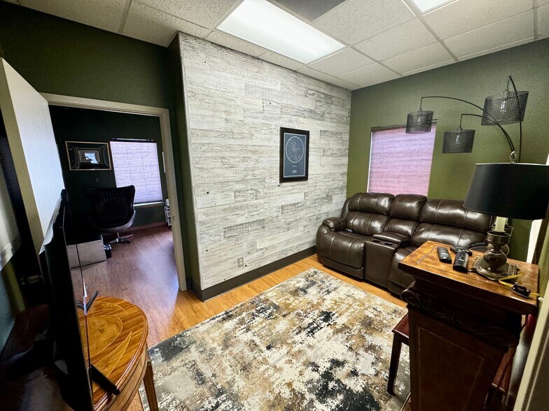 More Photos Of 4550 Lamar Ave, Paris Office For Lease