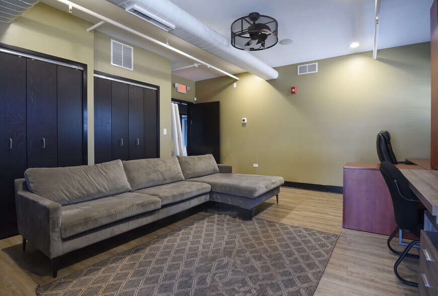 More Photos Of 2108-2260 Ferry Rd, Naperville Showroom For Sale