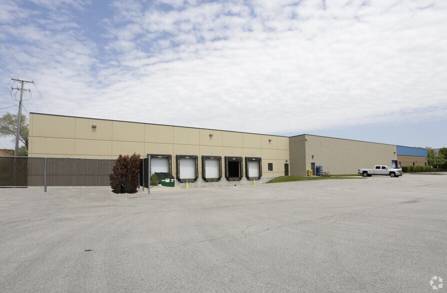 More Photos Of 1000 N Main St, Lombard Warehouse For Lease