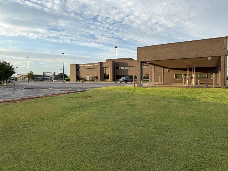 More Photos Of 7250 NW Expressway St, Oklahoma City Bank For Lease