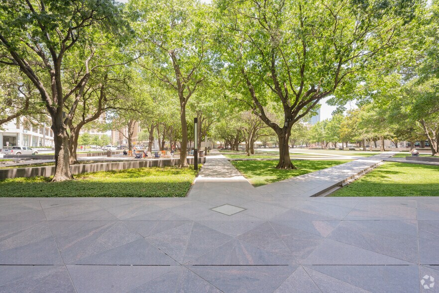 More Photos Of 801 Cherry St, Fort Worth Office For Lease