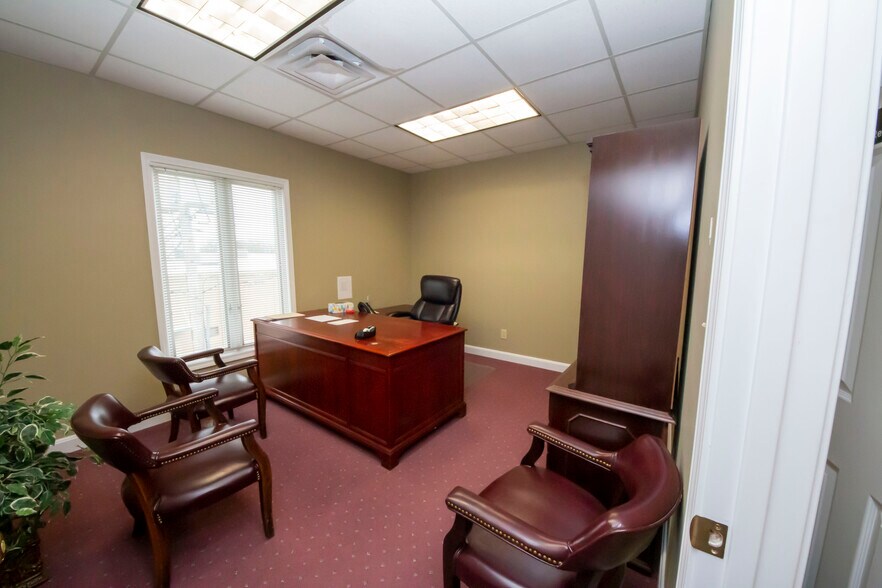 More Photos Of 303 Middletown Pky, Louisville Office For Lease