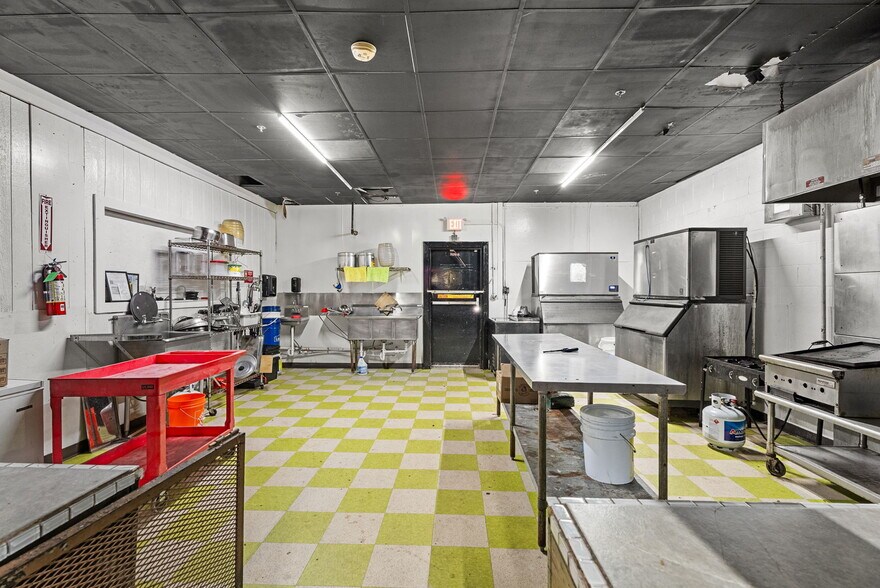 More Photos Of 13087 Hwy 271 N, Tyler Bar For Sale