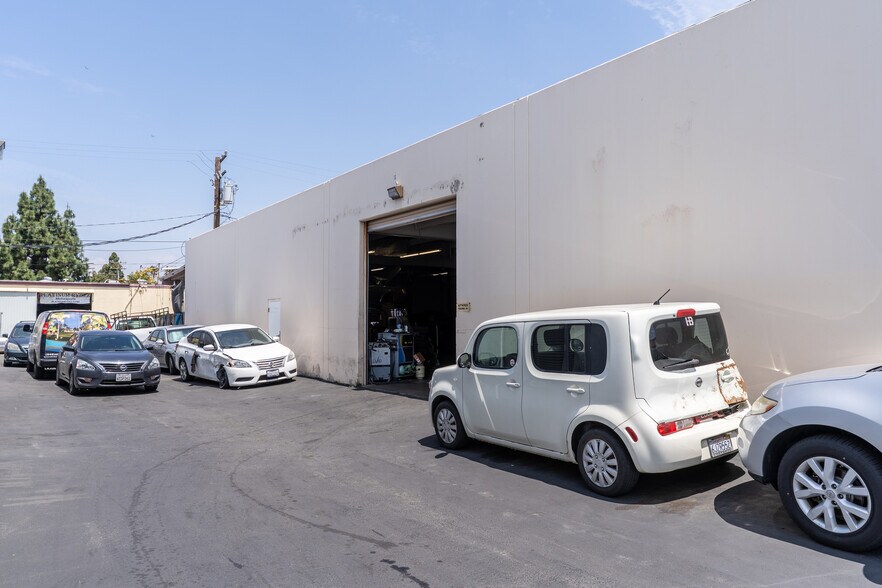 More Photos Of 931-945 W Hoover Ave, Orange Manufacturing For Lease