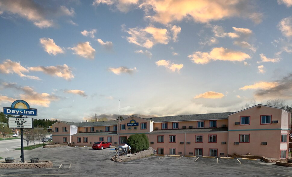 Primary Photo Of 519 Crook St, Custer Hotel For Sale