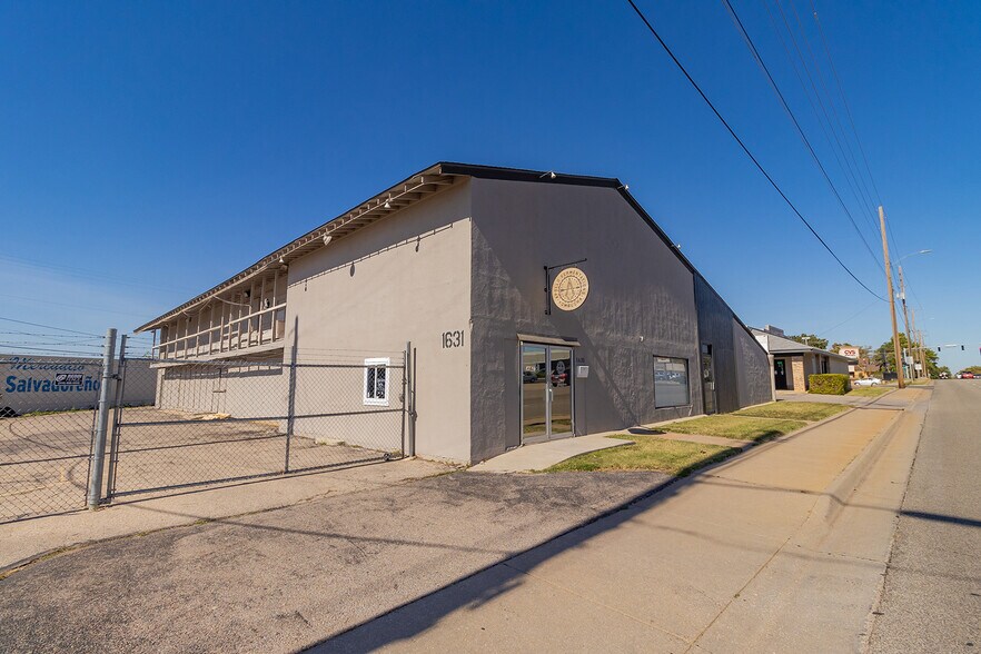 More Photos Of 1627 S Hillside St, Wichita Freestanding For Sale