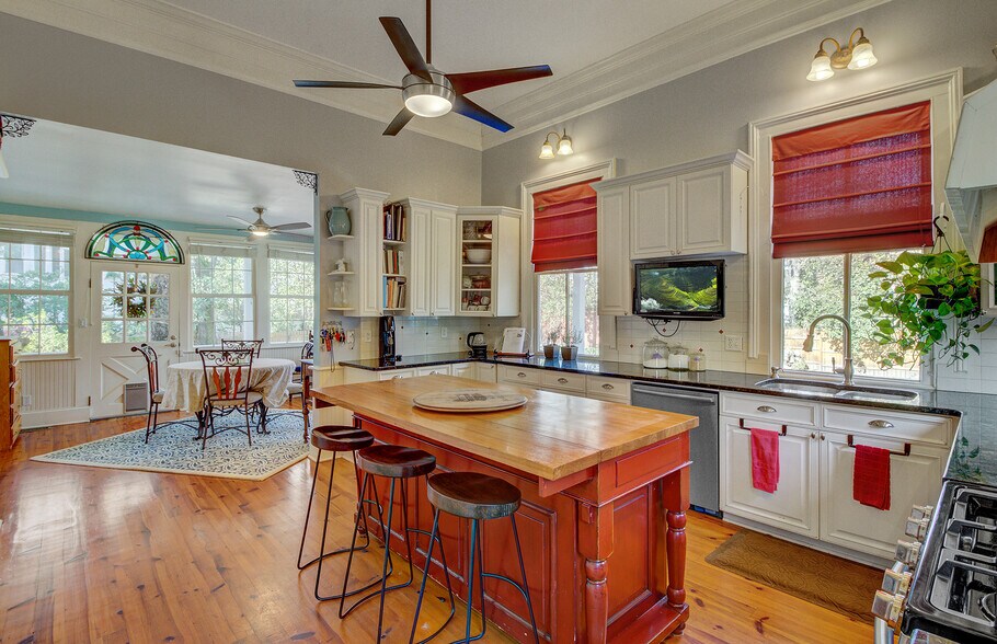 More Photos Of 112 S Magnolia St, Summerville Office Residential For Lease