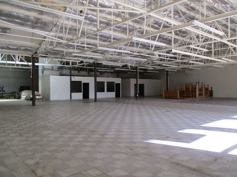 More Photos Of 1660 S Oxnard Blvd, Oxnard Warehouse For Sale