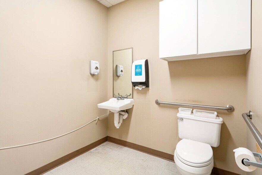 More Photos Of 600 Peter Jefferson Pky, Charlottesville Medical For Sale