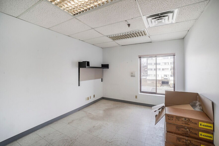More Photos Of 1280 Boul Jules-Poitras, Montréal Warehouse For Lease