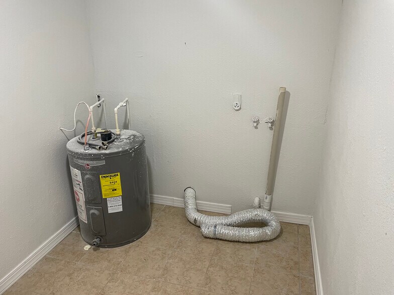 More Photos Of 11412 N Central Ave, Tampa Office For Lease