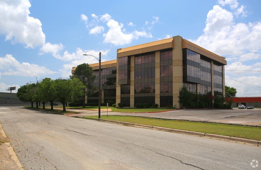 More Photos Of 415 E Airport Fwy, Irving Loft Creative Space For Lease