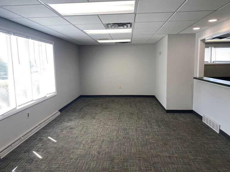 More Photos Of 810 Bonneview Rd, York Medical For Lease