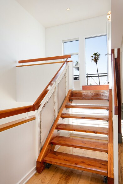 More Photos Of 615 Hampton Dr, Venice Apartments For Sale