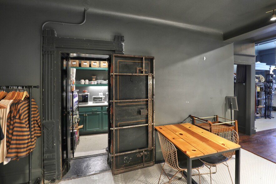 More Photos Of 110 N Tennessee St, McKinney Storefront Retail Office For Lease