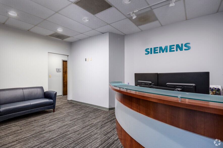 More Photos Of 220 Stoneridge Dr, Columbia Unknown For Lease