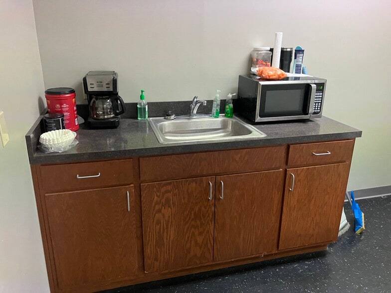 More Photos Of 4717 S Mingo Rd, Tulsa Research And Development For Lease