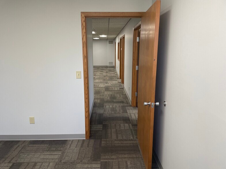 More Photos Of 555 S Industrial Dr, Hartland Office For Lease
