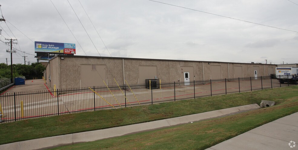 More Photos Of 1061-1075 Duncan Perry Rd, Arlington Self Storage For Lease