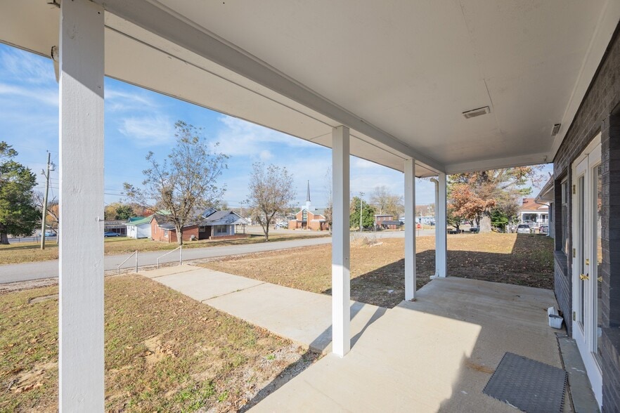 More Photos Of 105 Kentucky Ave S, Parsons Light Distribution For Sale