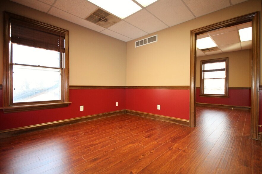 More Photos Of 93 W Franklin St, Centerville Office For Lease