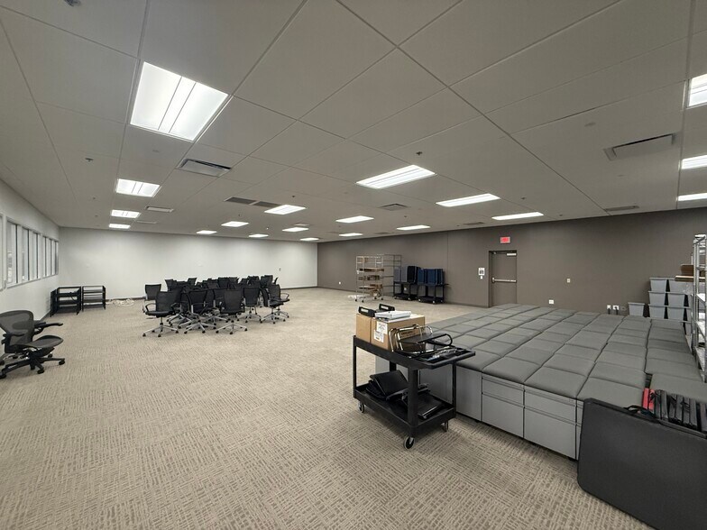 More Photos Of 8060 S Kyrene Rd, Tempe Light Manufacturing For Lease