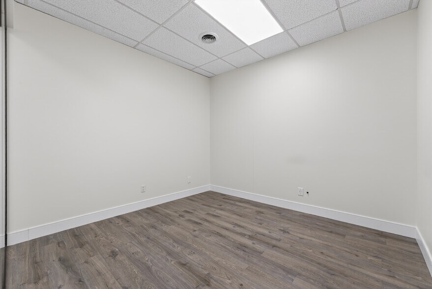 More Photos Of 570 Hood Rd W, Markham Service For Sale