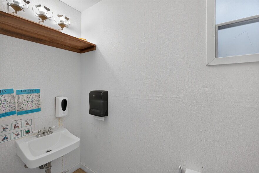 More Photos Of 530 N Cloverdale Blvd, Cloverdale Specialty For Sale