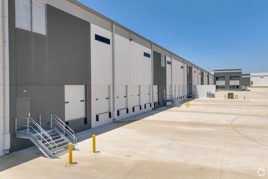 More Photos Of 3411 Mingo Rd, Denton Unknown For Lease