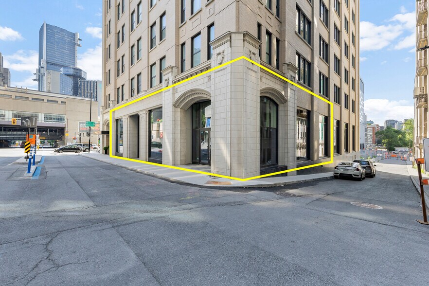 More Photos Of 950 Rue Saint-Antoine O, Montréal Apartments For Lease