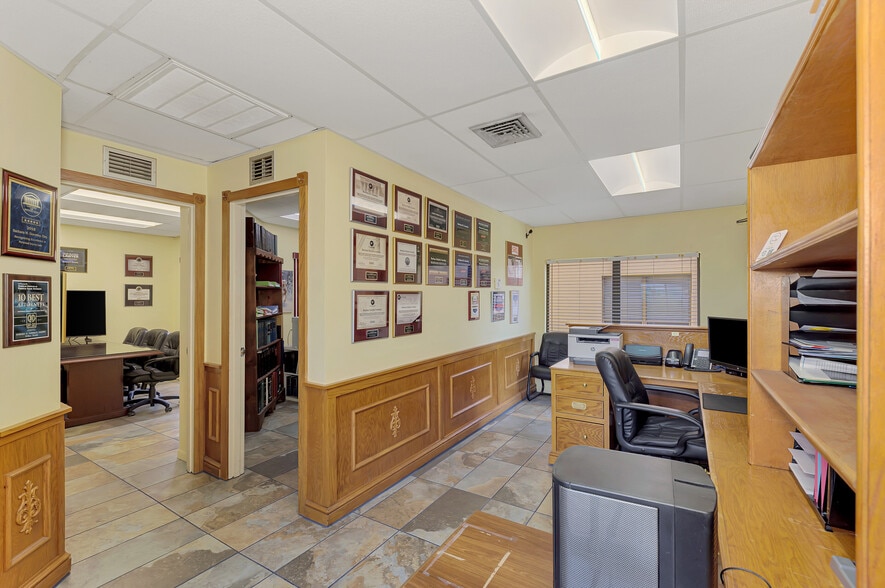 More Photos Of 2831 Ringling Blvd, Sarasota Medical For Sale