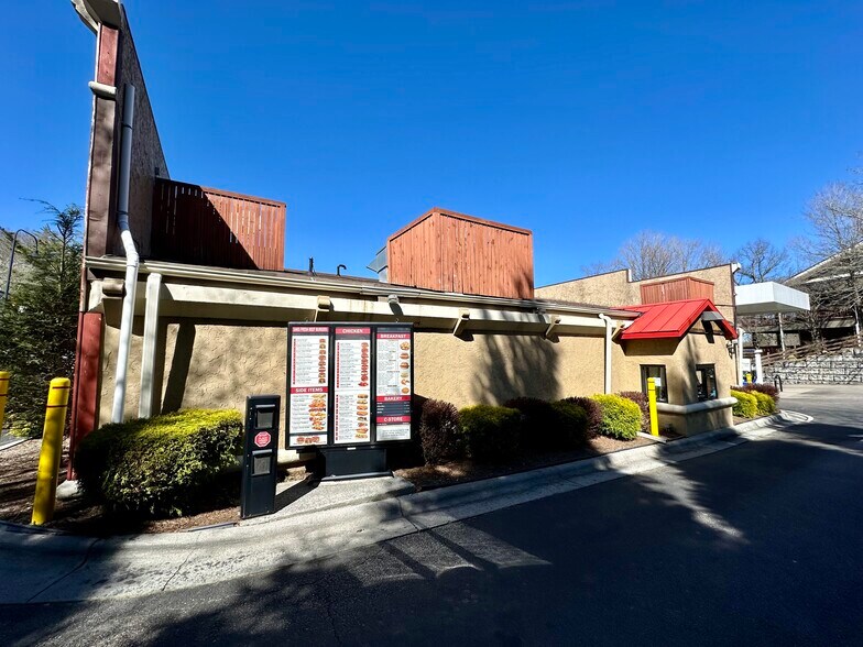 More Photos Of 450 E King St, Boone Service Station For Sale