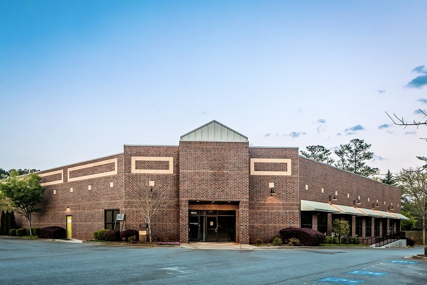More Photos Of 1890 W Oak Pky, Marietta Showroom For Lease