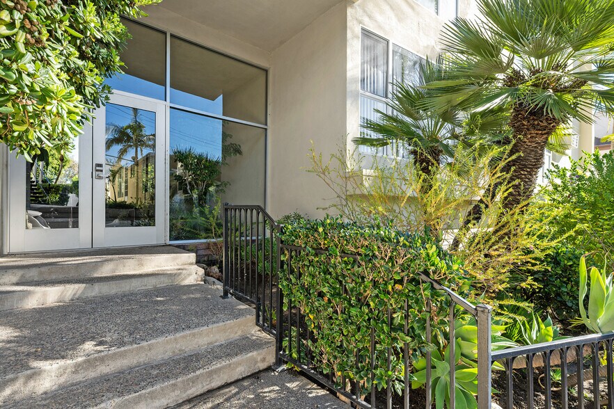 More Photos Of 3410 Club Dr, Los Angeles Apartments For Sale