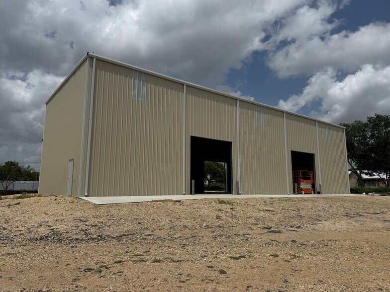 Primary Photo Of 14018 Old Corpus Christi rd, Elmendorf Warehouse For Lease