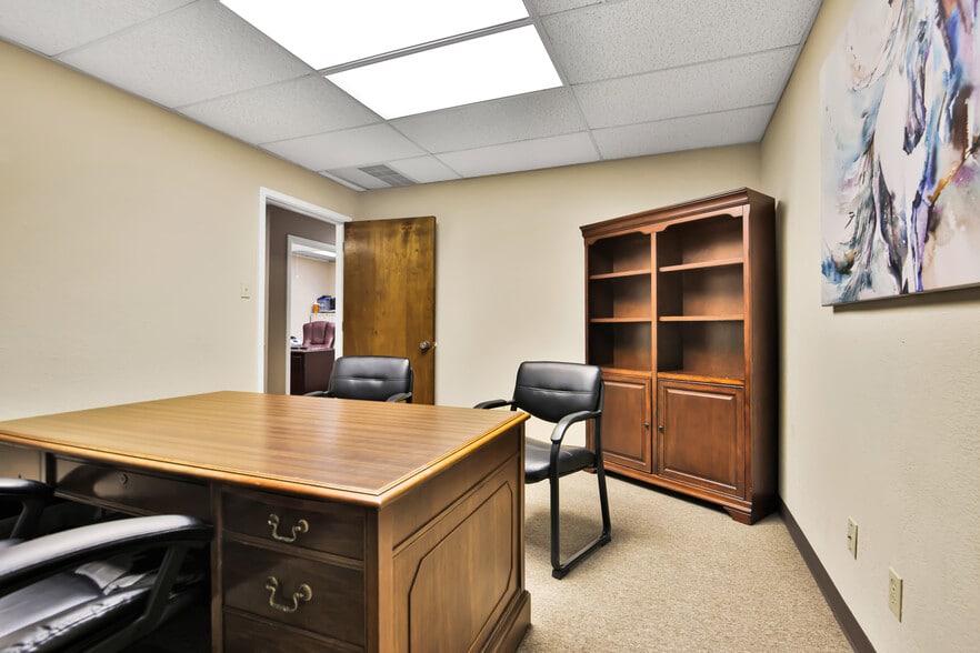 More Photos Of 1014 Broadway St, Lubbock Office For Sale